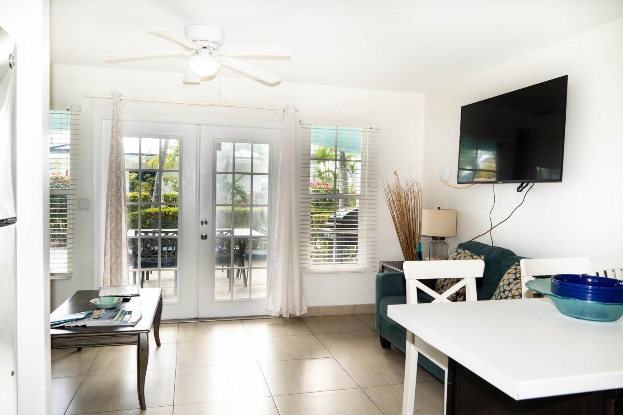 Island Club Turks & Grace Bay Place Экстерьер фото